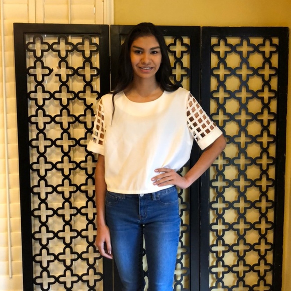 MUSTARD SLEEVE  WHITE CUTOUT SHORT SLEEVE‎ BLOUSE